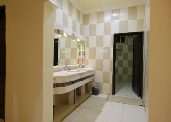 استراحة بمسبح داخلي ومجالس