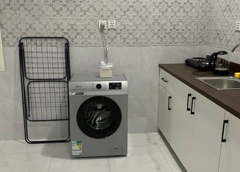 استديو بأثاث مريح وبسيط 