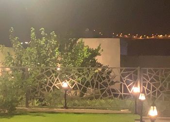 شاليه بجلسة تطل على مسبح خارجي 