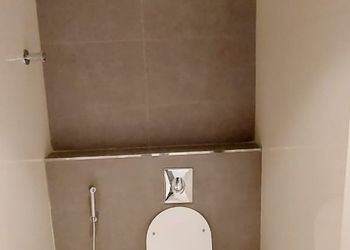 شاليه بجلسة تطل على مسبح خارجي 