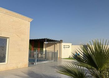 شاليه بجلسة تطل على مسبح خارجي 