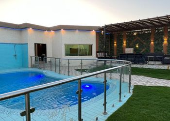 شاليه بجلسة تطل على مسبح خارجي 
