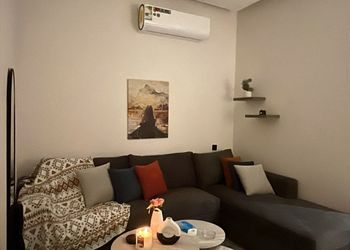 شقة بغرفة معيشة وغرفة نوم 