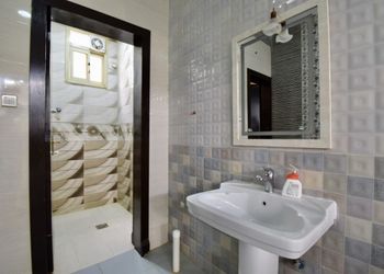 شاليه بمسطح اخضر وجلسة خارجية 