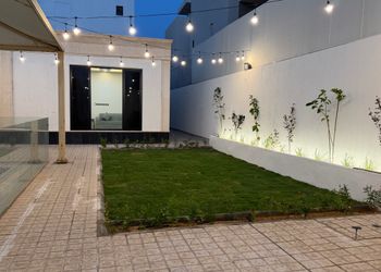 شاليه بمسطح اخضر ومسبح 