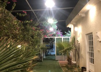 شالية بمجالس وفناء خارجي 