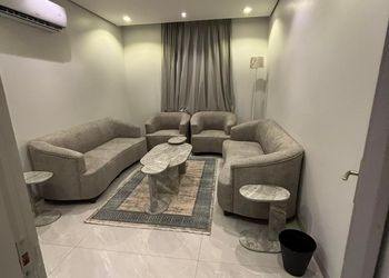 شقة بصالة مريحة وغرفتين نوم 