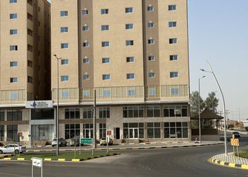 شقة بغرفة معيشة وغرفتين نوم 