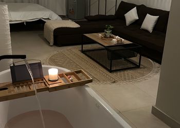 استديو بأثاث مريح وبسيط 