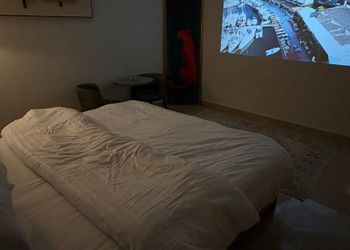 استديو بأثاث مريح وبسيط 