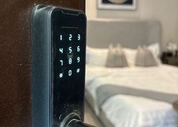 استديو بأثاث مريح وبسيط 