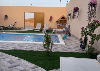 استراحة بمسطح اخضر وجلسة خارجية 