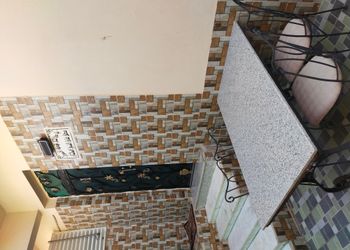 شقة بصالة وثلاث غرف نوم