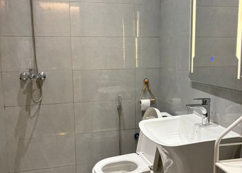 شقة بتصميم أنيق وغرفة نوم مريحة