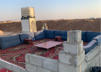مخيم بجلسة خارجية وبيت شعر