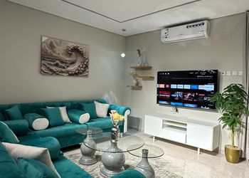 شقة بتصميم فاخر وصالة أنيقة