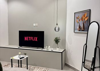 استديو بأثاث مريح وبسيط 