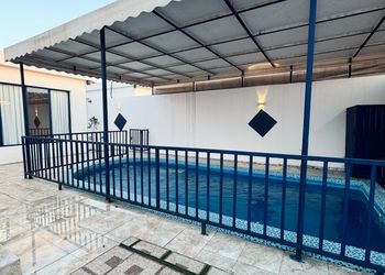 شاليه بجلسة خارجية وألعاب أطفال