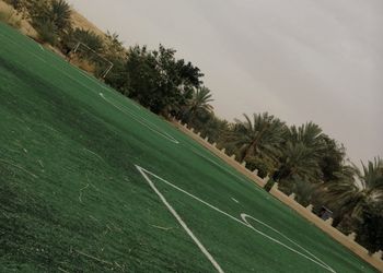 مزرعة بمسطحات خضراء وبيت شعر 