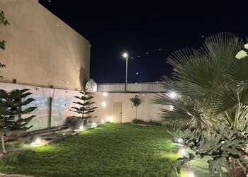 استراحة بمسطح اخضر وجلسه خارجيه