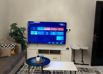 شقة بصالة انيقة ودخول ذاتي