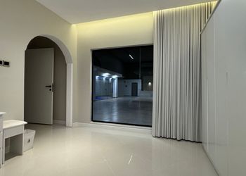 شاليه بمجلس مطل على مسبح داخلي