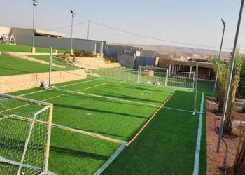استراحة بمسطحات خضراء وملاعب