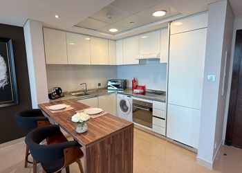 شقة بغرفة وصالة في برج بأطلاله
