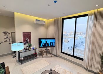 شقة بدخول ذاتي وصالة أنيقة 
