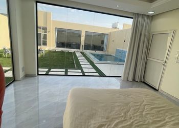 شاليه بصالة مطلة على المسبح 