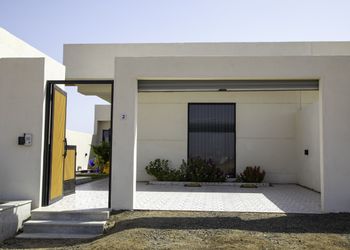 شاليه بجلسة تطل على مسبح خارجي 