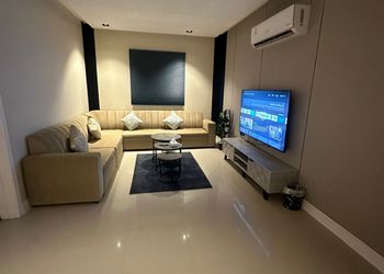 شقة بصالة وغرفة نوم وبأثاث بسيط