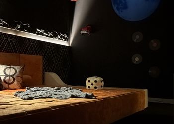 شقة بغرفة سينما