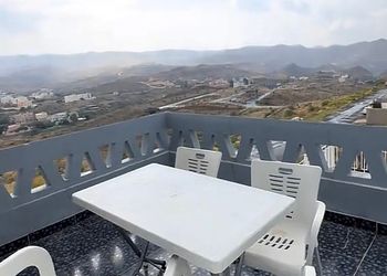 شقة مع بلكونه بإطلالة خرافية