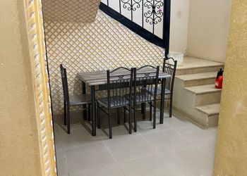 شقة بصالة جلوس وثلاث غرف نوم 