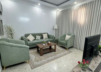 شقة بغرفة معيشة وغرفة نوم 