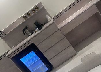 استديو بأثاث مريح وبسيط 