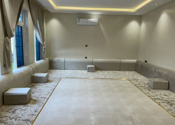 شاليه بمسطح اخضر وجلسة خارجية 
