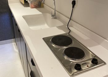 استديو بأثاث مريح وبسيط 
