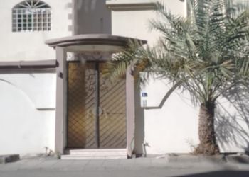 استديو بسرير ماستر وجلسة مريحة
