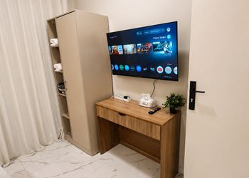شقة بصالة انيقة وغرفتين نوم