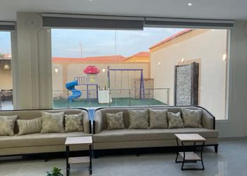 شاليه بمسطح اخضر ومسبح