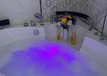 شاليه بجاكوزي ومسبح داخلي 