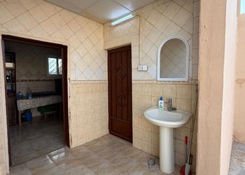 استراحة بمجلس وفناء خارجي 
