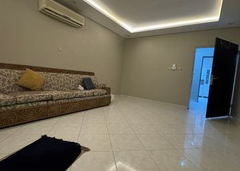 استراحة بجلسات خارجية ومسبح 