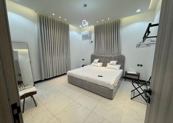 استراحة بمجالس مريحة وفناء خارجي 