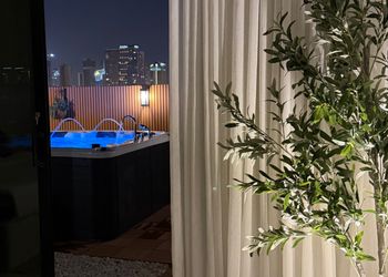 شقة بجاكوزي مطلة على الأبراج
