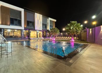 شاليه بمسطح اخضر وجلسة خارجية 