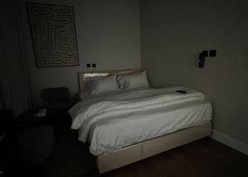 استديو بأثاث مريح وبسيط 