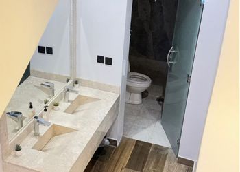 شاليه بجلسة خارجية ومسطح اخضر